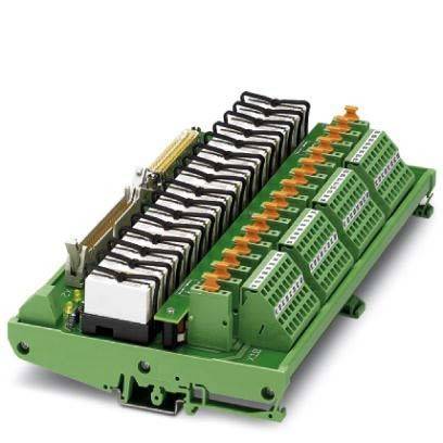 Eine grüne Leiterplatte mit mehreren Klemmenblöcken und Anschlüssen, die für elektrische Verbindungen in industriellen Automatisierungssystemen verwendet wird.