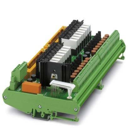 Eine grüne elektronische Leiterplatte mit orange und schwarzen Komponenten, einschließlich Anschlüssen und Relais, die für industrielle Automatisierung verwendet wird.