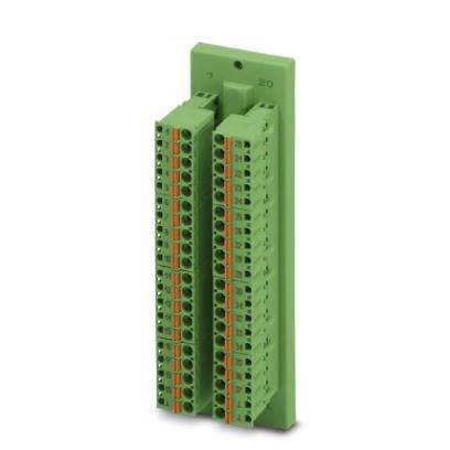 Ein grüner Klemmenblock mit zwei Reihen und mehreren Anschlusspunkten steht vertikal, der für elektrische Verbindungen in industriellen Umgebungen verwendet wird.