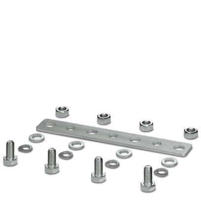 Ein Metallstreifen mit mehreren Löchern ist von Muttern, Schrauben und Unterlegscheiben umgeben, höchstwahrscheinlich für Montage- oder Reparaturzwecke.