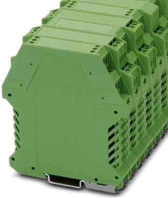 Ein Stapel grüner Klemmenblöcke, die üblicherweise in der elektrischen Verkabelung verwendet werden, mit mehreren Anschlüssen und einem modularen Design.