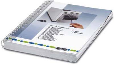 Ein spiralgebundenes Notizbuch, teilweise geöffnet, mit einer weiß-blauen Umschlagseite, auf der ein verschwommenes Büroszenenbild und eine Liste von Computer-Hardware-Marken zu sehen sind.