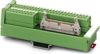 Ein grüner Anschlussblock mit einem offenen Anschlussschlitz, der typischerweise für sichere elektrische Verbindungen in industriellen Umgebungen verwendet wird.