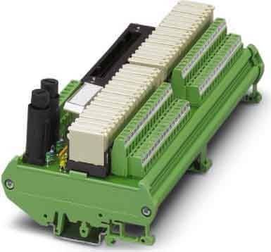 Ein grüner Industrieklemmenblock mit mehreren Anschlüssen und beschrifteten Steckplätzen, verwendet zur Organisation von elektrischen Leitungen in Schaltschränken.