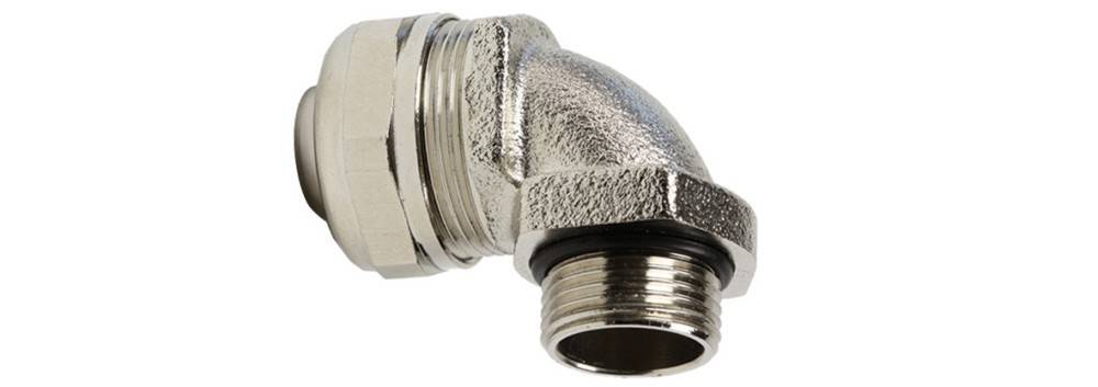 Ein glänzendes, metallisches Rohrbogen-Fitting mit Gewindeanschlüssen, verwendet zum Verbinden von Rohren in einem 90-Grad-Winkel.
