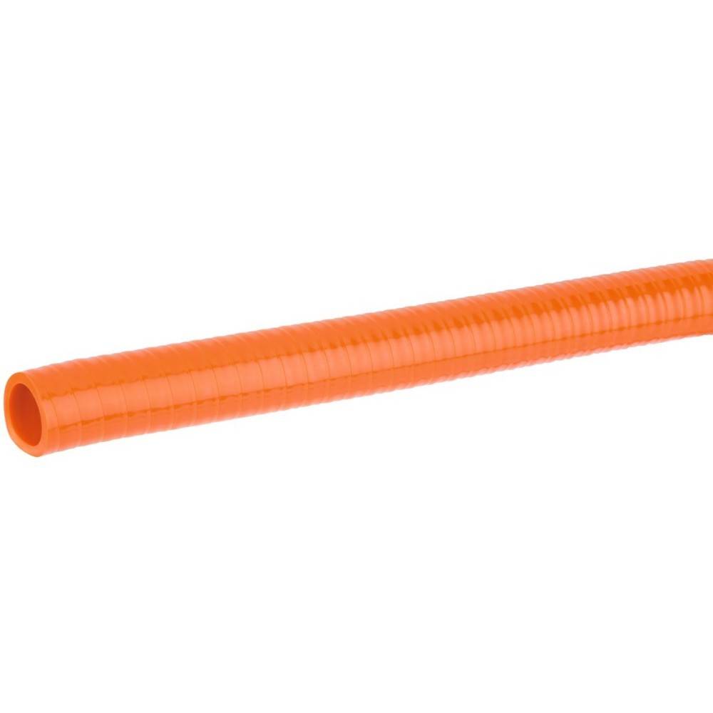 Ein orange flexibler gewellter Schlauch oder ein Rohr, das zum Schutz von Kabeln verwendet wird, liegt horizontal auf einem einfachen weißen Hintergrund.