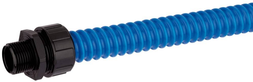 Eine Nahaufnahme eines blauen, gespulten Kunststoffschlauchs vor einem weißen Hintergrund. Der Schlauch zeigt ein sich wiederholendes Spiralmuster.