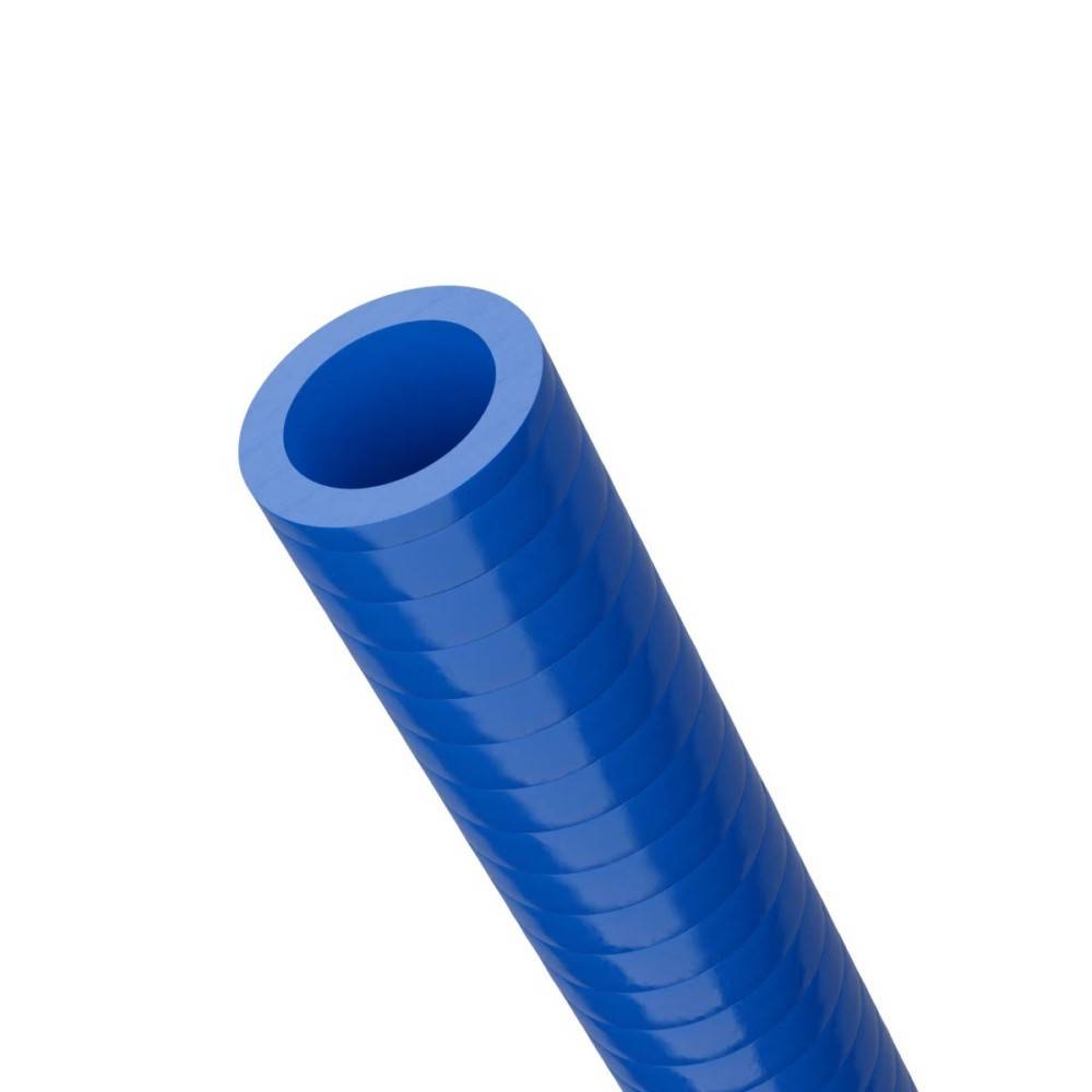 „Ein blauesa PVC-Rohr in einer Spirale aufgerollt, vor weißem Hintergrund dargestellt.