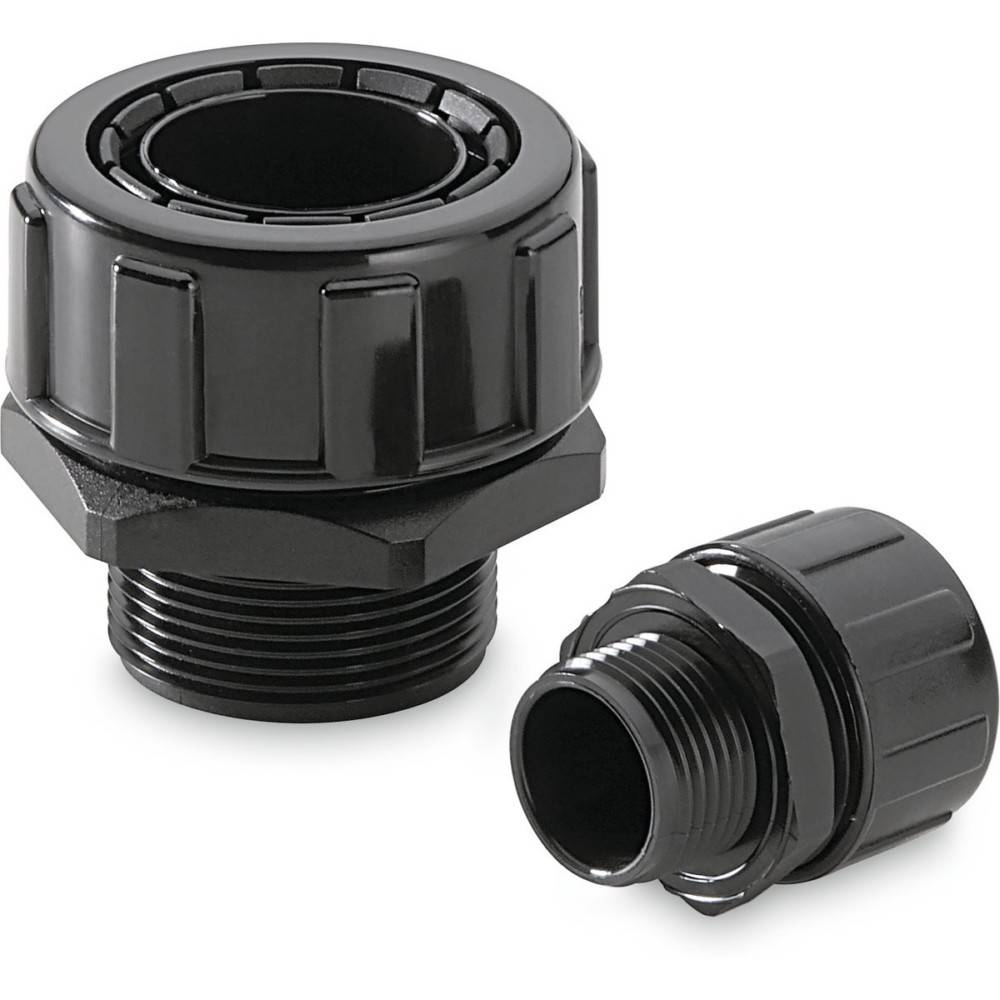 Zwei schwarze Kunststoff-Kabelverschraubungen, eine aufrecht stehend und eine auf der Seite liegend, mit Gewindeverbindungen zur Befestigung von Kabeln.
