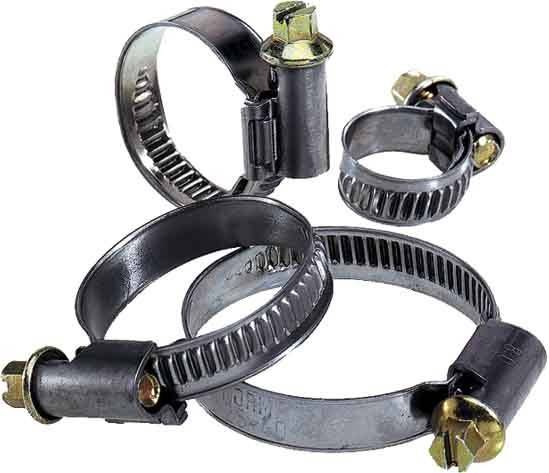 Drei metallische Schlauchschellen unterschiedlicher Größen, jede mit einem Schraubmechanismus zum Festziehen, auf einem einfarbigen weißen Hintergrund angeordnet.