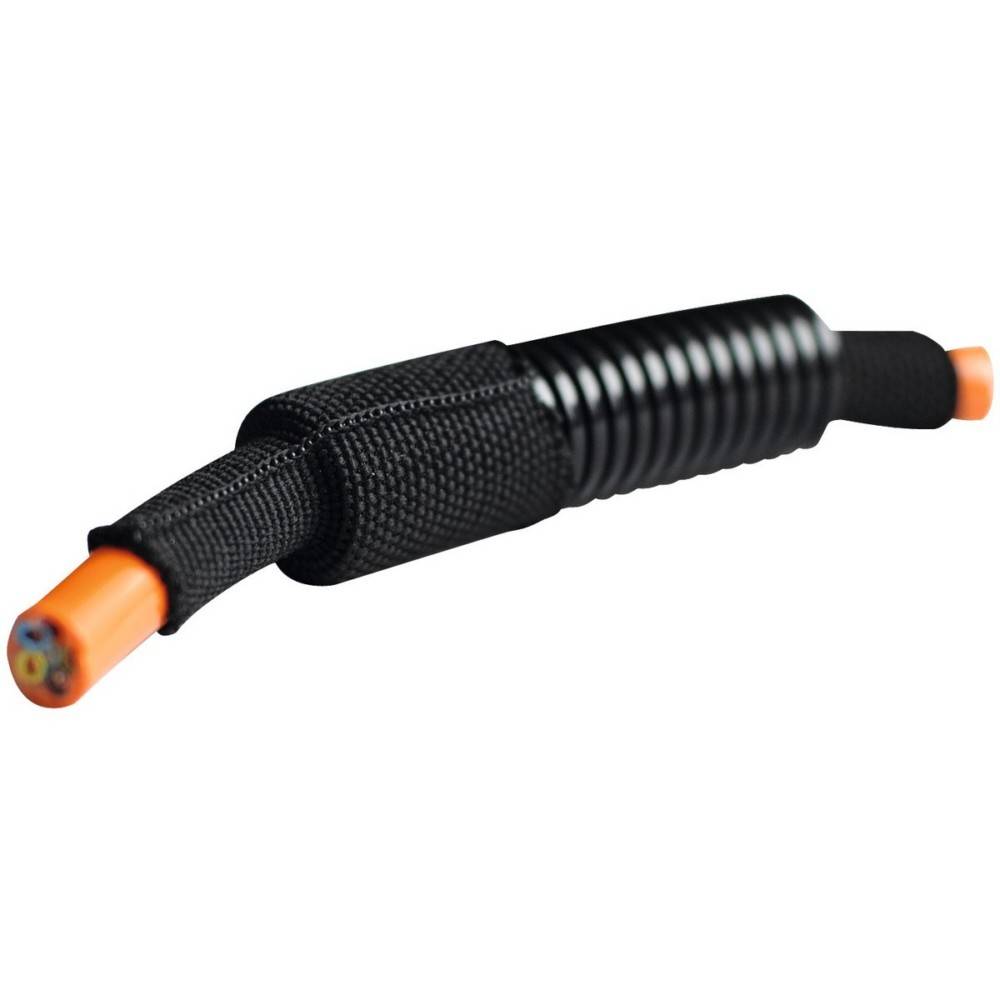 Eine Nahaufnahme eines orange-schwarzen isolierten Steckverbinders mit strukturierter Schutzummantelung und geripptem Segment, das für elektrische Verbindungen verwendet wird.