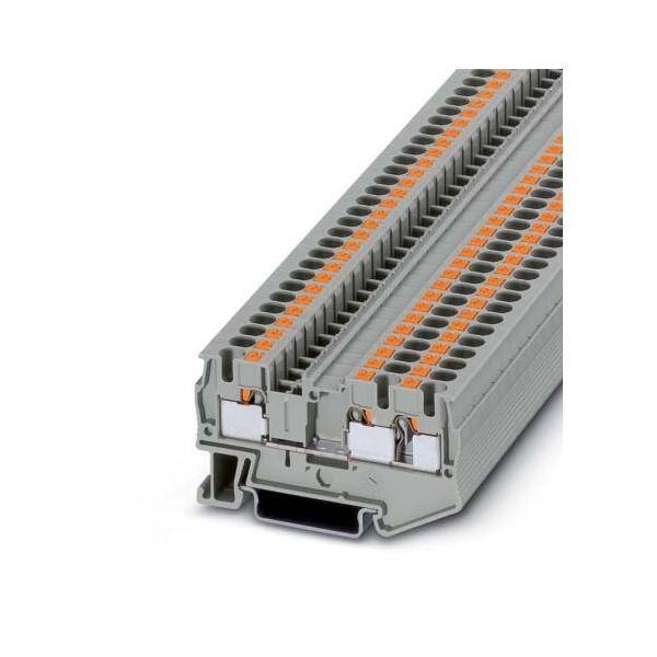 Ein zweistufiger Reihenklemmenblock mit mehreren Anschlusspunkten, der eine industrielle Komponente für elektrische Verdrahtungssysteme präsentiert.