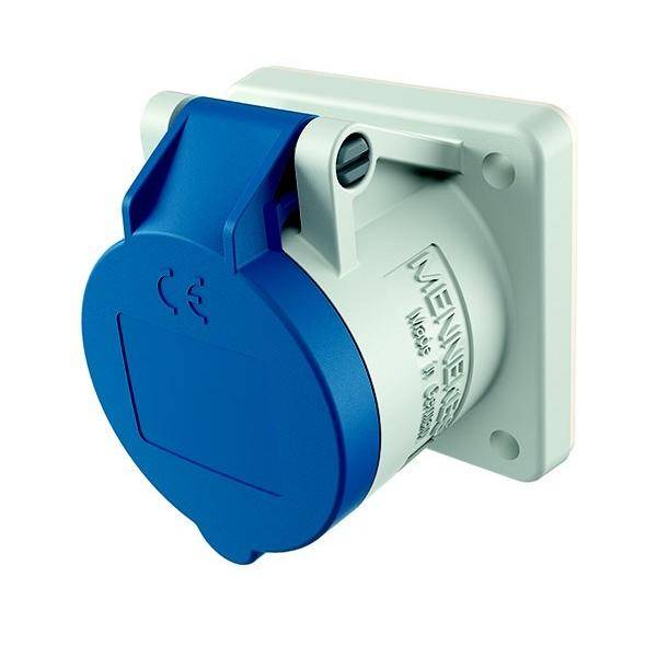 Eine blaue und weiße industrielle Elektrosteckdose mit Abdeckung, montiert auf einer quadratischen Basis.