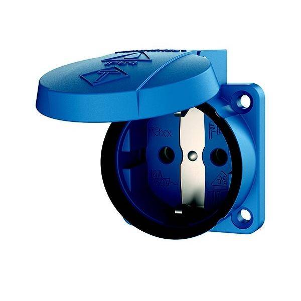 Eine blaue elektrische Wandsteckdose mit offener Schutzabdeckung, die den Einsteckbereich zeigt und für den Außeneinsatz geeignet ist.