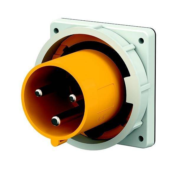 Eine gelbe industrielle Steckdose mit zwei Stiften, montiert auf einer weißen quadratischen Basis, konzipiert für robuste elektrische Verbindungen.