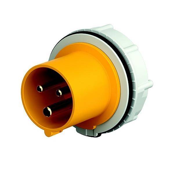 Ein gelber industrieller elektrischer Stecker mit drei Metallstiften, der aus einer kreisförmigen Basis herausragt.