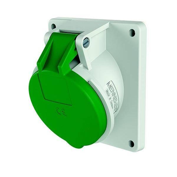 Eine grüne industrielle Stromsteckdose, die auf einer weißen Wandplatte montiert ist und für Anwendungen mit hoher Stromstärke ausgelegt ist, CE-gekennzeichnet.