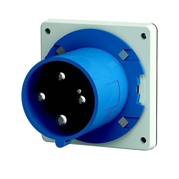Ein blauer industrieller Stromstecker, der auf einer weißen Basis montiert ist und drei Metallzapfen aufweist.
