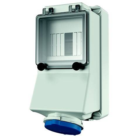 Weiße elektrische Wandsteckdose mit transparenter Schutzkappe und blauem Stecker, dargestellt auf einfachem Hintergrund.
