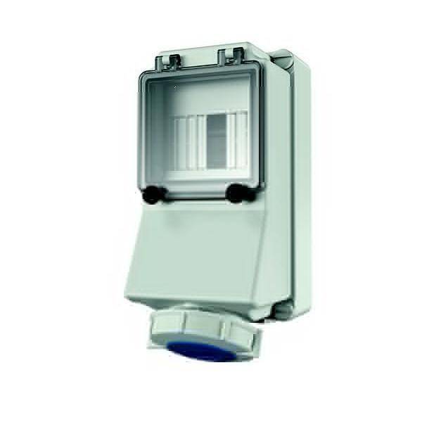 Elektrische Zählerschrank mit transparentem Deckel, an einer Wand montiert, verwendet zum Unterbringen und Schutz von Stromzählern.