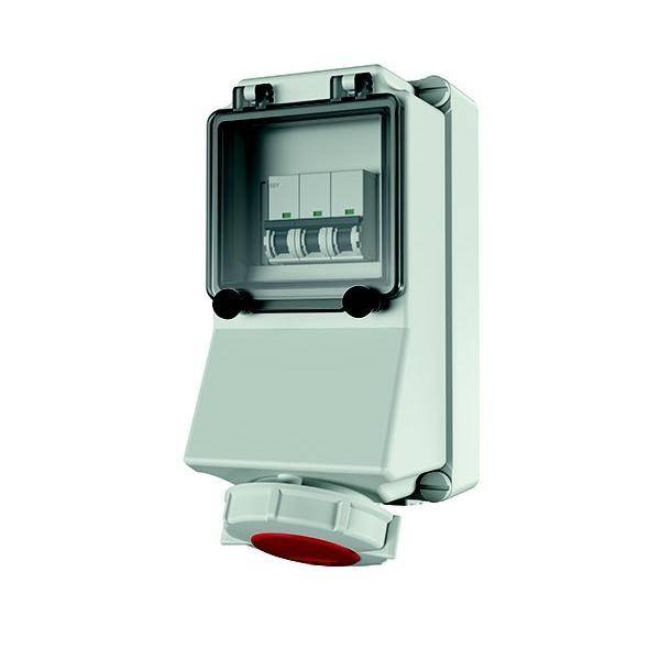 Eine weiße elektrische Verteilerdose mit transparentem Deckel, in der sich drei Sicherungsautomaten und ein roter Knopf am unteren Rand befinden.