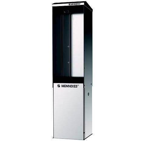 Mennekes hoher schwarz-silberner elektrischer Laadeschrank oder Stromverteilersäule, shown in Vorderansicht auf weißem Hintergrund.