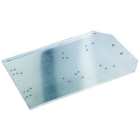 Verzinktes Metallmontageholster mit mehreren vorgebohrten Löchern, isoliert auf weißem Hintergrund dargestellt.