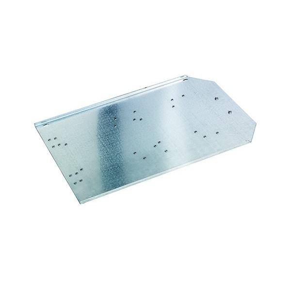 Eine metallische rechteckige Platte mit mehreren kleinen Löchern, eine Ecke diagonal abgeschnitten, möglicherweise als Befestigungswinkel oder Verbinder verwendet.