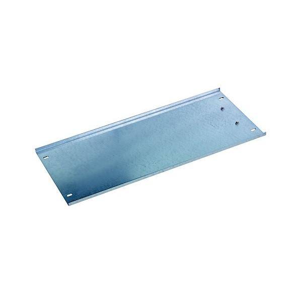 Eine flache, rechteckige Metallplatte mit vier kleinen Löchern, wahrscheinlich für Bau- oder Montagezwecke verwendet.