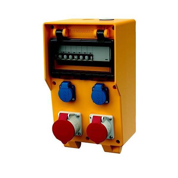 Eine orangefarbene industrielle Stromverteilungseinheit mit Sicherungsautomaten, zwei blauen und zwei roten Elektrosteckdosen an der Vorderseite.