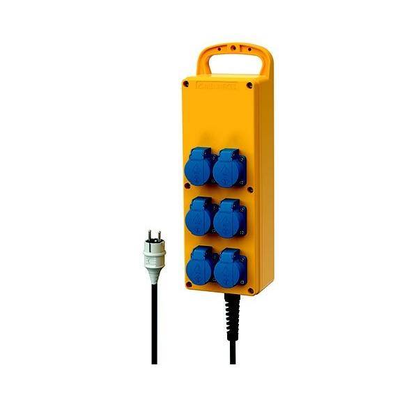 Ein tragbarer Stromverteiler mit sechs blauen Steckdosen auf einer gelben Tafel, ausgestattet mit einem Tragegriff und einem schwarzen Stromkabel mit Stecker.