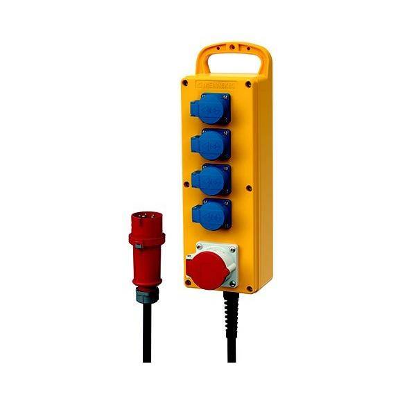 Tragbarer gelber Stromverteiler für den industriellen Gebrauch mit vier blauen Steckdosen und einer roten Steckdose, gezeigt neben einem roten Stecker auf einem Kabel.