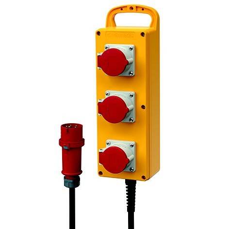 Gelbe tragbare Stromverteilungsbox mit drei roten Steckdosenabdeckungen und einem angeschlossenen roten Industrie-Stecker an einem schwarzen Kabel.