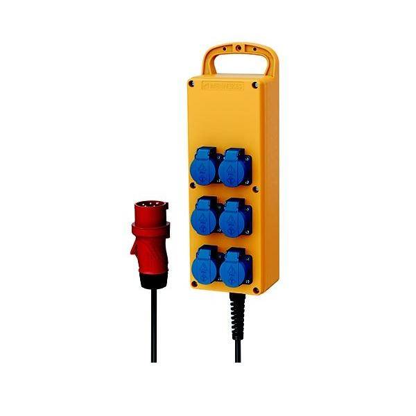 Ein gelber tragbarer Stromverteiler mit vier blauen Steckdosen und einem roten Stecker, der an ein schwarzes Kabel angeschlossen ist.