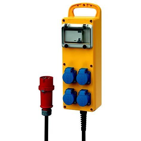 Gelbe tragbare Stromverteilungsbox mit vier blauen Steckdosen und einem Messfenster, dargestellt mit einem roten Industrie-Stromstecker und Kabel.