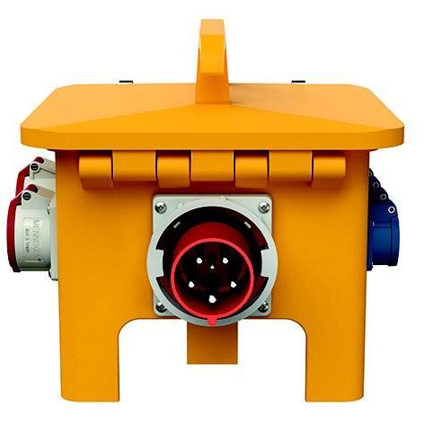 Orange tragbares elektrisches Anschlusskasten mit einer zentralen roten runden Steckdose und Seitensteckern auf weißem Hintergrund.