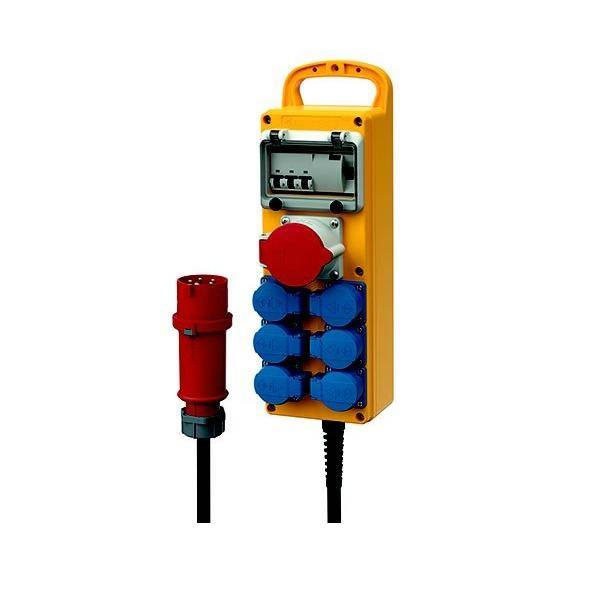 Tragbare Elektroverteilerdose mit Griff, Leistungsschalter-Fenster, rotem Notausstoppknopf und blauen Steckdosen neben einer roten Steckdose.