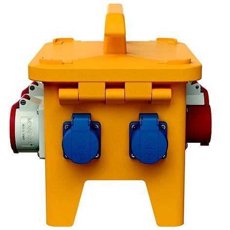 Gelbe tragbare elektrische Verteilerdose mit mehreren blauen und roten Steckdosen an den Seiten und der Vorderseite.