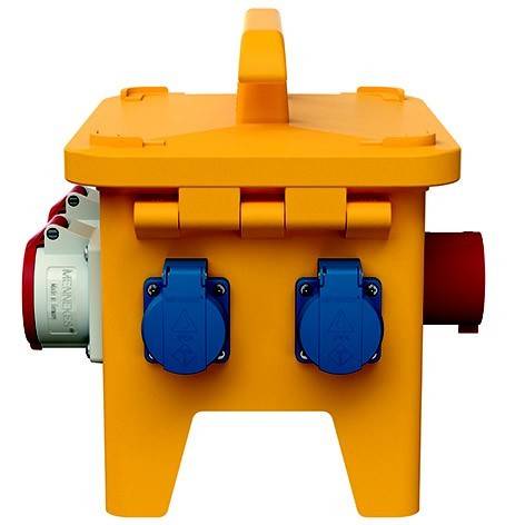 Tragbare gelbe Stromverteilungsbox für industrielle Anwendungen mit blauen Steckdosen und roten Seitenverbindungen auf weißem Hintergrund.