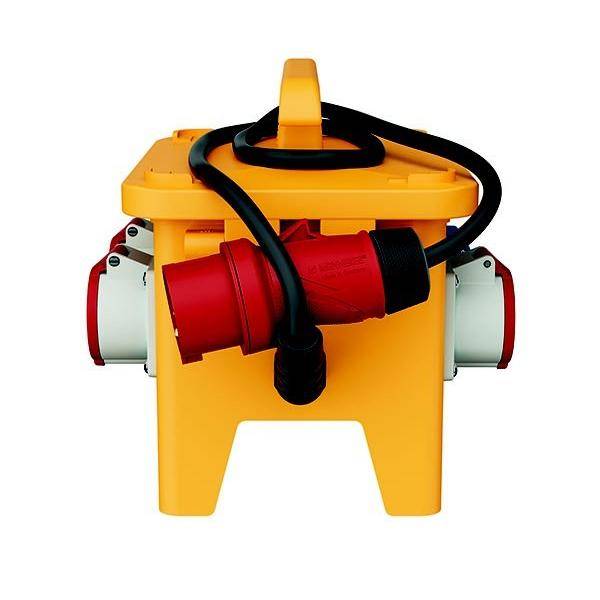 Eine gelbe, mobile Stromverteilungsbox mit mehreren roten Steckdosen und einem schwarzen Kabel, das um den Deckel gewickelt ist.