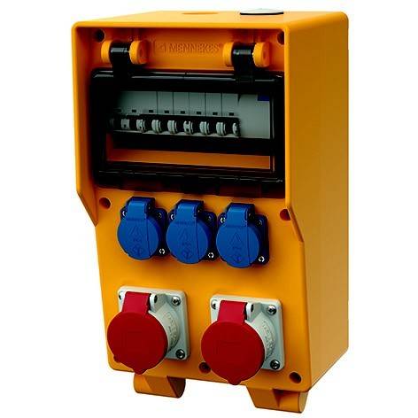 Orange-farbiger Stromverteilungskasten mit Leistungsschaltern und mehreren blauen und roten Industriesteckdosen an der Vorderseite angebracht.
