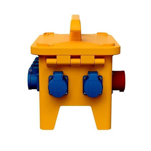 Ein hellgelber mobiler Stromverteilerschrank mit blauen und roten Steckdosen, der zur sicheren Stromverteilung auf Baustellen verwendet wird.
