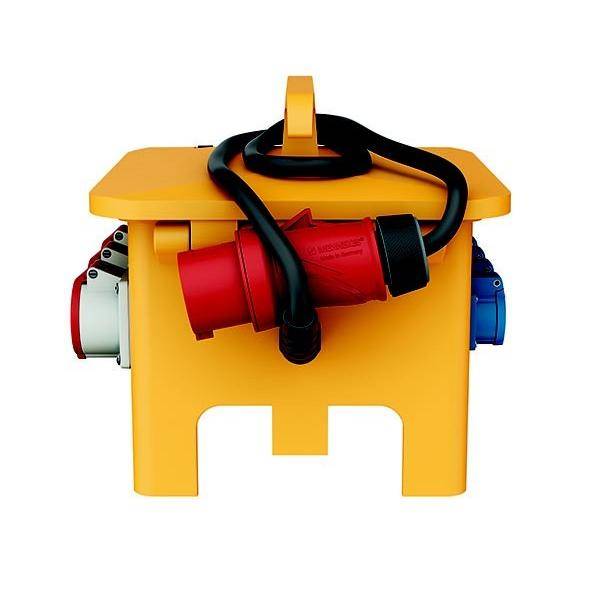 Ein gelber Stromverteilungskasten mit mehreren farbigen Steckdosen und einem schwarzen Kabel, das oben aufgewickelt ist.