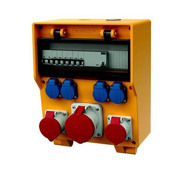 Ein orangefarbener elektrischer Stromverteilungskasten mit Sicherungsautomaten, mehreren roten und blauen Steckdosen, verwendet für industrielles Strommanagement.