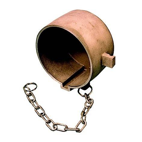 Verrostete zylindrische Metallkappe mit angebrachter Kette, geöffnet dargestellt, um das Innere und die Verriegelungslaschen zu zeigen.