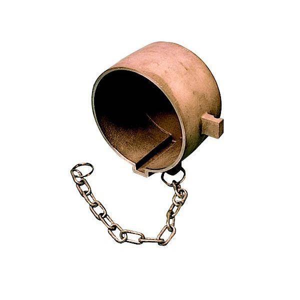 Eine mittelalterliche Metallfessel mit angehängter Kette, geöffnet gezeigt, die historisch zur Einsperrung oder Bestrafung verwendet wurde.