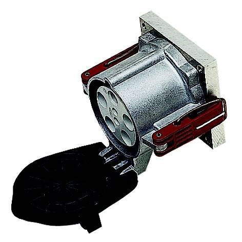 Industrieller Elektrostecker mit einer runden mehrstöckigen Buchse, die in einer Wandplatte montiert ist, dargestellt mit einer schwarzen Schutzkappe, die mit einer Leine befestigt ist.