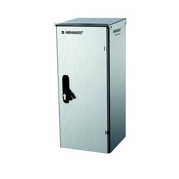 Ein hoher, rechteckiger Metallschaltschrank mit einer Tür mit Scharnier und einem Riegelgriff. Der Markenname 'MENNEKES' ist in der oberen Ecke sichtbar.