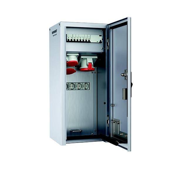 Ein offener elektrischer Schaltschrank, der Sicherungsautomaten und Stromsteckdosen im Inneren zeigt.