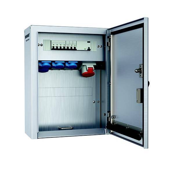 Eine offene elektrische Verteilerdose mit Sicherungsautomaten und sichtbaren farbigen Steckdosen (blau und rot) im Inneren.